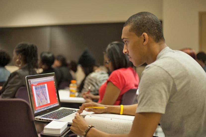 PGCC students on campus at Laurel College Center